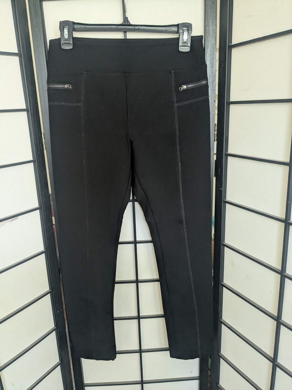 Romeo & Juliet Couture Black Ponte Ankle Pants